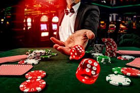 Dealer casino langsung sedang mengelola permainan meja dengan pemain yang aktif